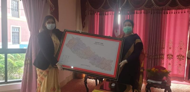 राष्ट्रपति, प्रधानमन्त्रीसहित देउवालाई नयाँ नक्सा हस्तान्तरण